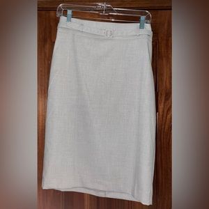 ANN TAYLOR Women’s Skirt. Tan Color. Size 6.